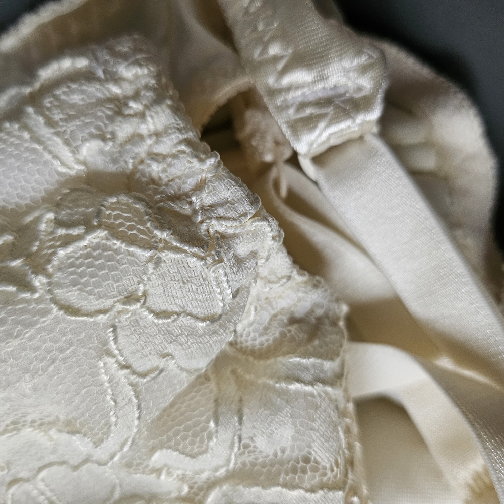 VS Gold Label Vintage Cream Lace Underwire Bra! Like NEW!! - Picture 13 of 16